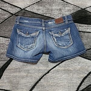 BKE SABRINA STRETCH DISTRESSED DENIM JEAN SHORTS PRICE FIRM